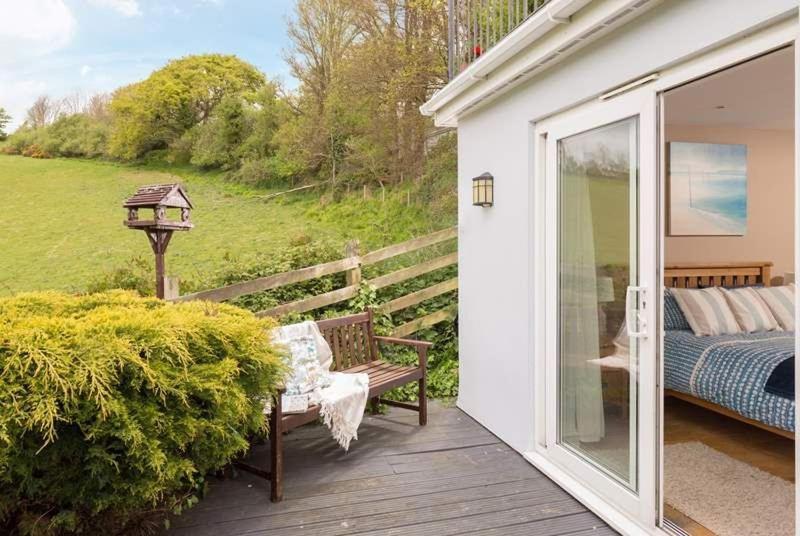 Cosy Beachfront Retreat With Stunning Sea Views & Free Access To A Local Indoor Pool Talland Exterior foto