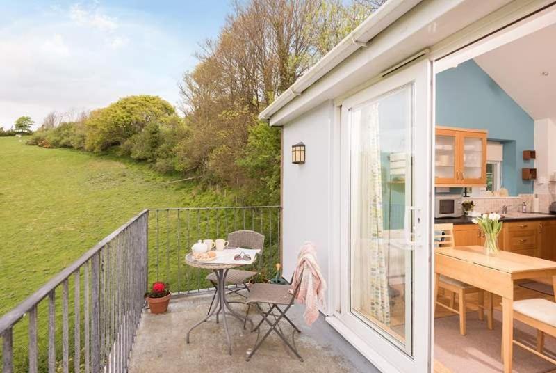 Cosy Beachfront Retreat With Stunning Sea Views & Free Access To A Local Indoor Pool Talland Exterior foto