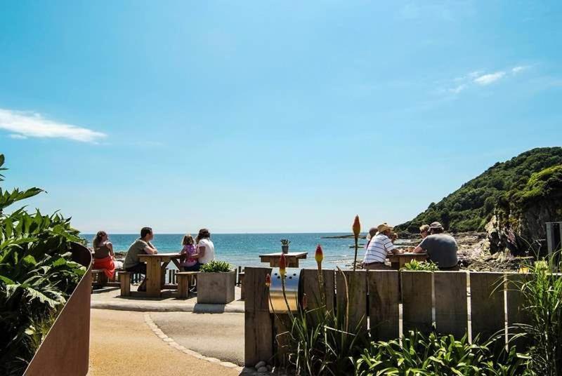 Cosy Beachfront Retreat With Stunning Sea Views & Free Access To A Local Indoor Pool Talland Exterior foto