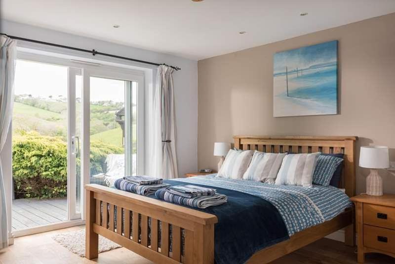 Cosy Beachfront Retreat With Stunning Sea Views & Free Access To A Local Indoor Pool Talland Exterior foto